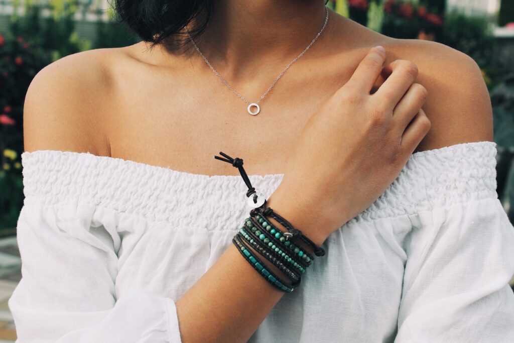Le bracelet ancre : une parure élégante pour vos soirées à thème