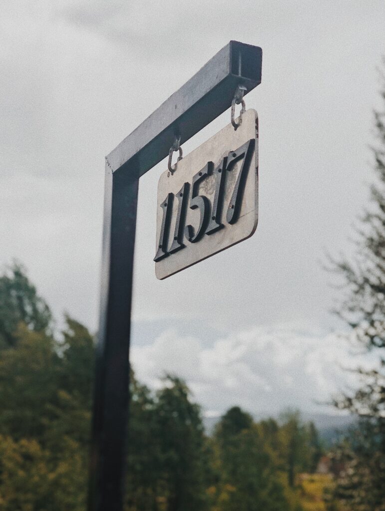 Guide complet sur les modèles et matières de plaques de numéro de maison